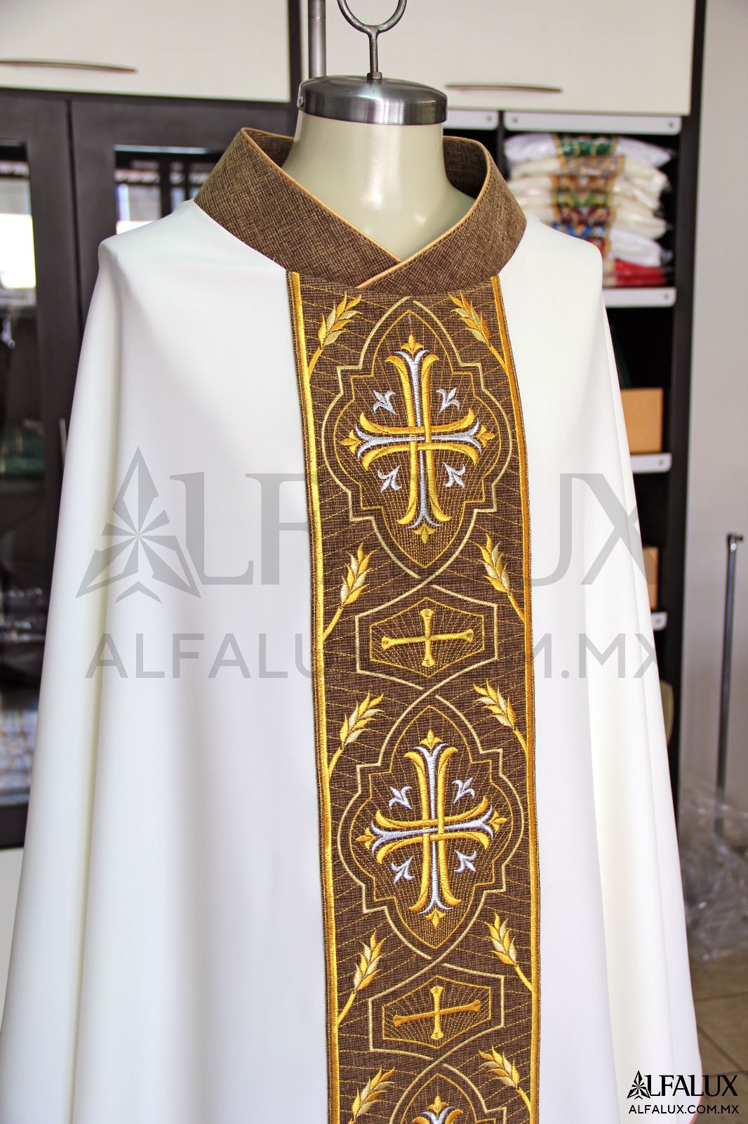 04 IMPERIAL Alfalux Casulla Central Blanco Brocado Chocolate Cafe 33 (4)